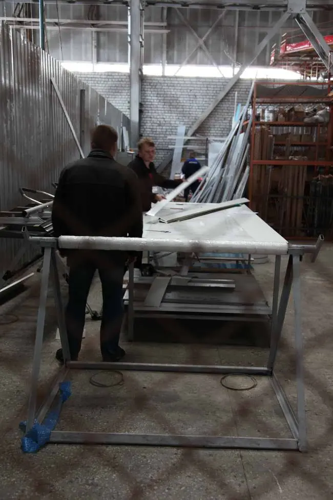 производство подоконников, отливов, москитных сеток для пластиковых окон ПВХ в Минске