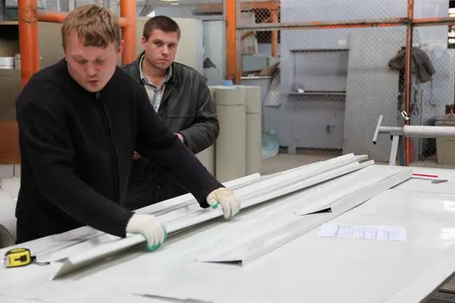 производство подоконников, отливов, москитных сеток для пластиковых окон ПВХ в Минске